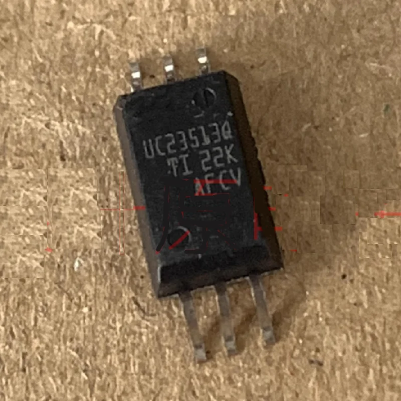 Isolators UCC23513QDWYQ1 Isolators - Gate Drivers 4.5A, 5.3A Gate Driver Capacitive Coupling 5700Vrms 1 Channel 6-SOIC
