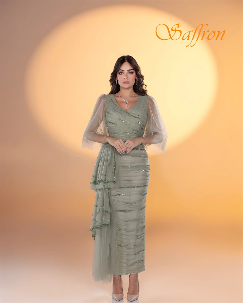 Elegancka suknia wieczorowa z dekoltem w serek na zamówienie i wykwintne suknie na specjalne okazje z organzy oraz delikatne sukienki imprezowe z rękawami 3/4.