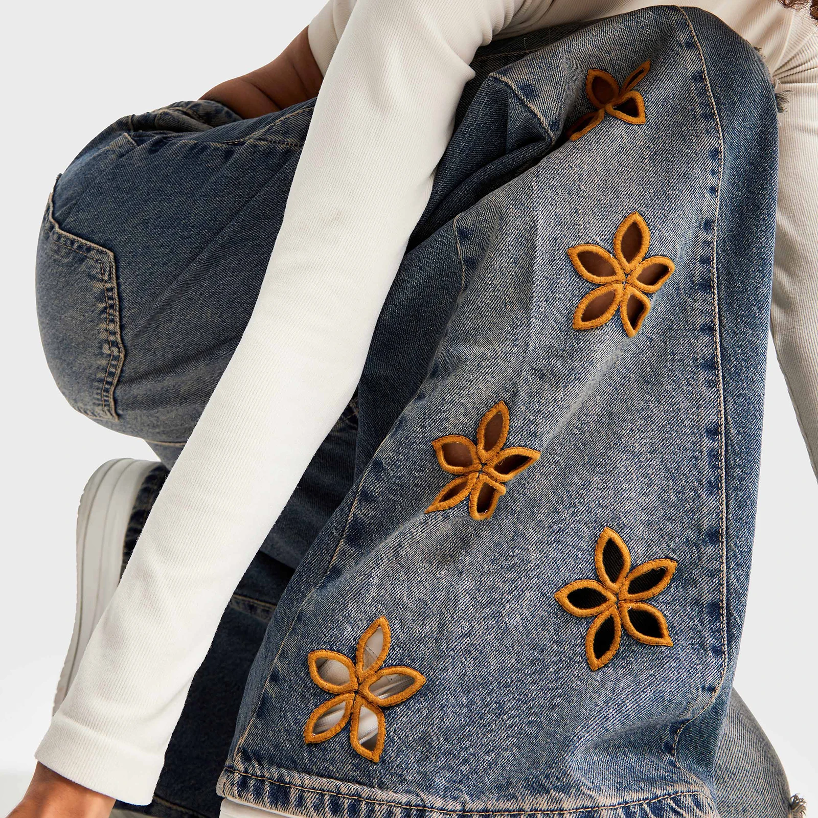

Collection Wide Leg Jeans for Women Fashionable Casual Denim Floral Embroidered Loose Fit Mid Waist Pants with Pockets