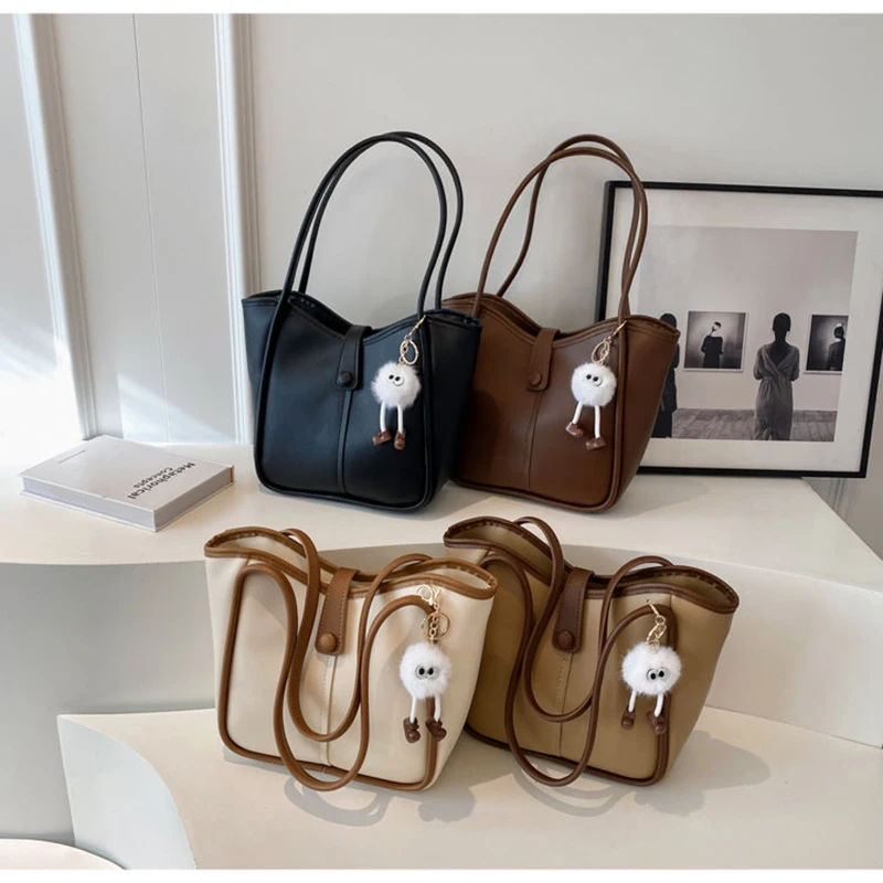

Sac à bandoulière mignon de grande capacité, fourre-tout rétro en cuir PU avec pendentif en peluche, sacs à bandoulière pour fem