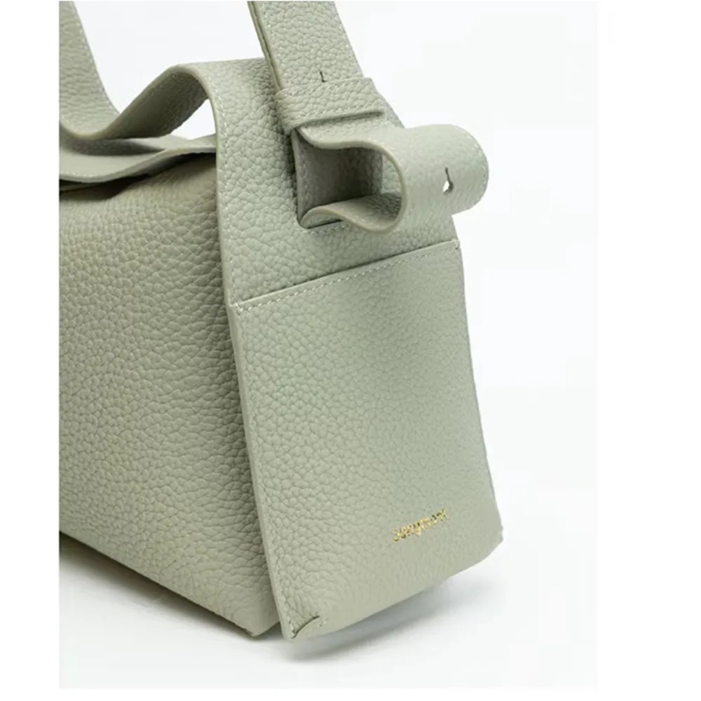 Mountain Down koos männist rippuvate kõrvadega seeria räästakujulised väikesed mitmekülgsed pendelrännakud kaldus risti õlaga käeshoitavad naistele_voghion.com