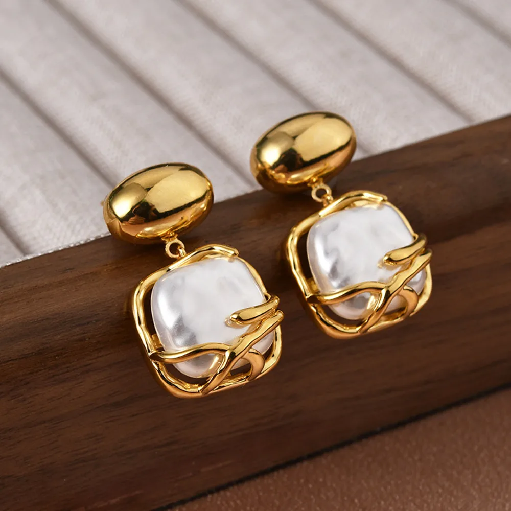 

Retro niche design sense Baroque pearl studs French fashion commuter temperament personality earrings