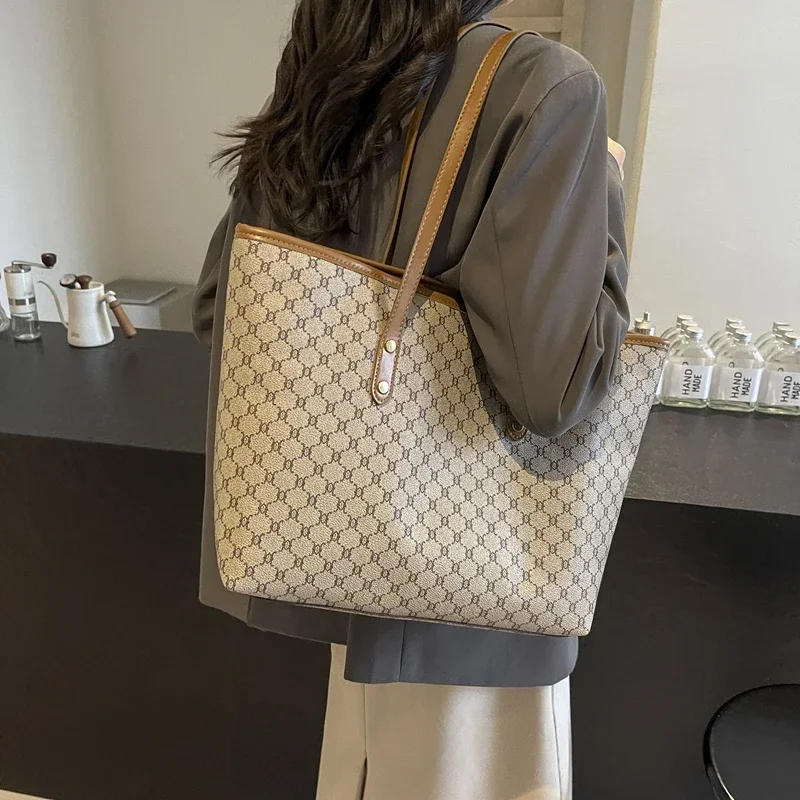 

Изящная сумка через плечо с металлической отделкой, современный минималистичный дизайн для женщин, водонепроницаемый материал с технологией блокировки RFID