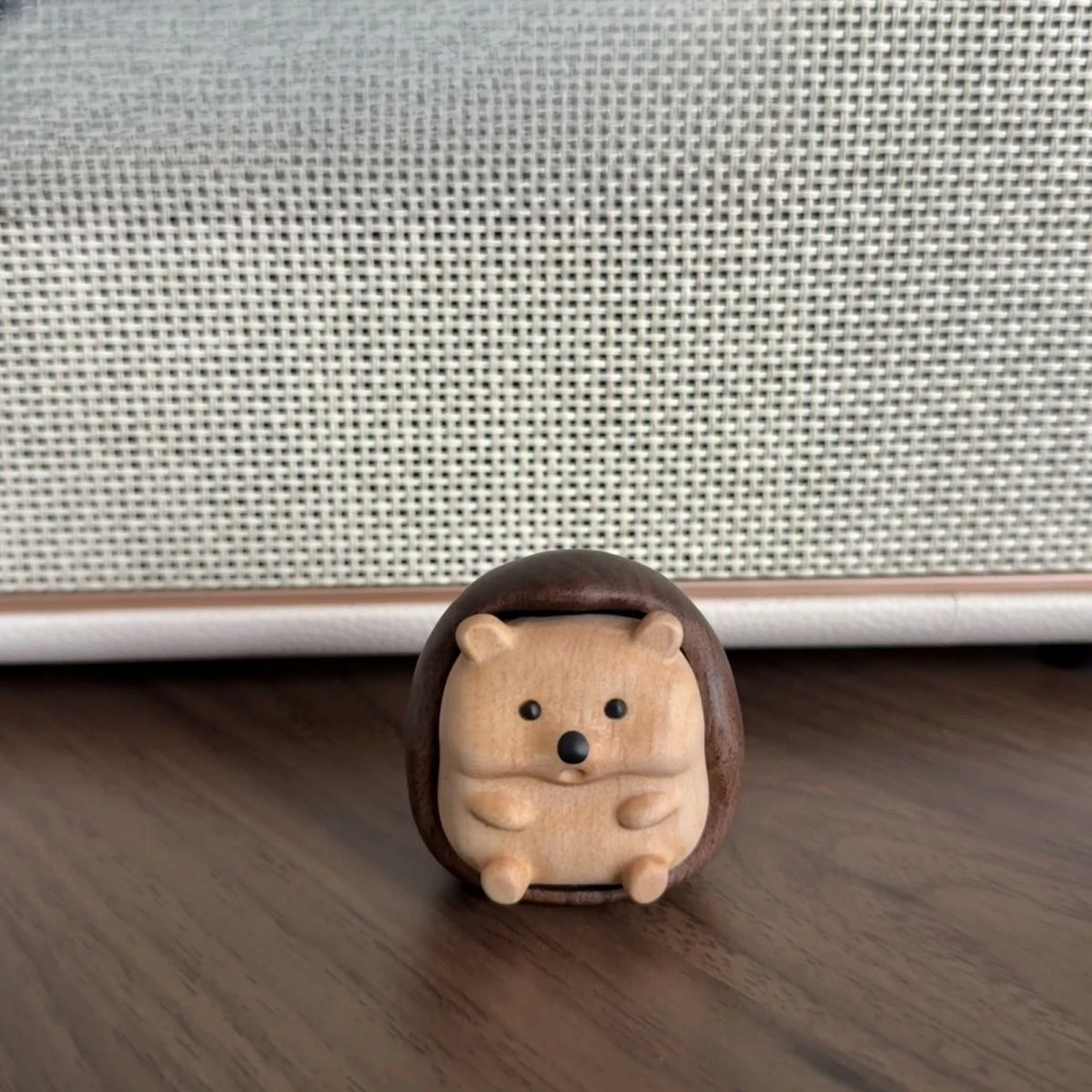 Cute Black Walnut Solid‑Wood Hedgehog Figurine Healing Desktop Ornament Original Gift for Home Car Interior Tabletop Decor