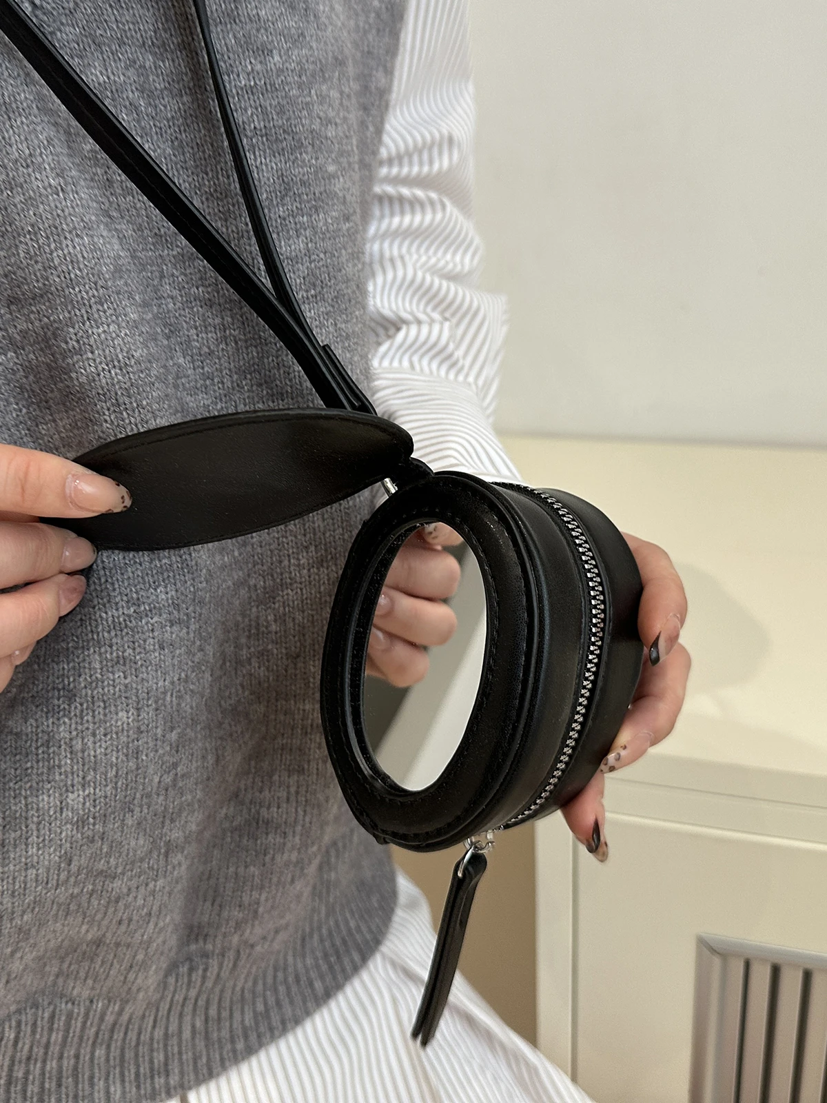 حقيبة كتف صغيرة أنيقة للنساء، حقيبة متعددة الاستخدامات للتعليق حول الرقبة، حقيبة للسماعات وأحمر الشفاه، تصميم عصري جديد لعام ...