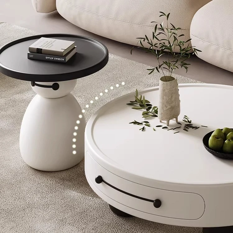 

Дизайн для гостиной в стиле минимализм: кремовые и черно-белые элементы, круглые формы, несколько комбинаций для небольшой квартиры.