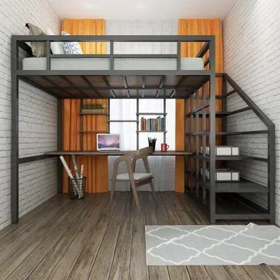 سرير معدني بطابقين للبالغين مع سلالم في مسكن الفندق، وسرير علوي كبير عالي الجودة