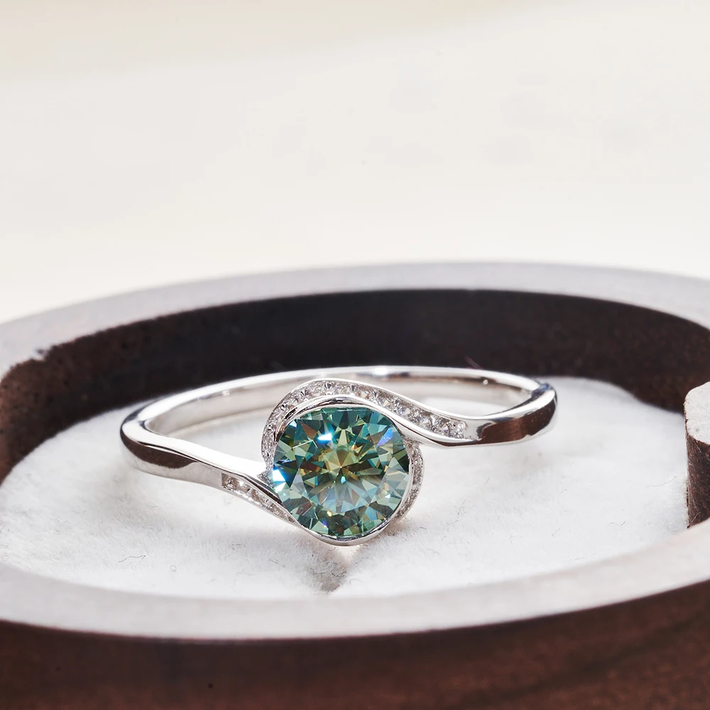 JoyceJelly 1CT Moissanit-Ring, 925er-Sterlingsilber-Schmuck für Damen, D-Farbe, VVS1, runder, im Labor hergestellter, glänzender Diamant-Ehering. – Detail 13