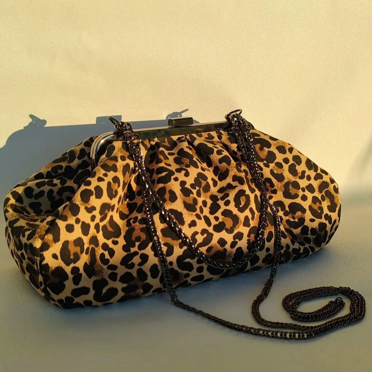 

LOST IN VINTAGE Kiss-lock Stylish Leopard Shoulder Bag Ridiculous Leopard Print Bags Puffy Large Evening Clutch Large Purse