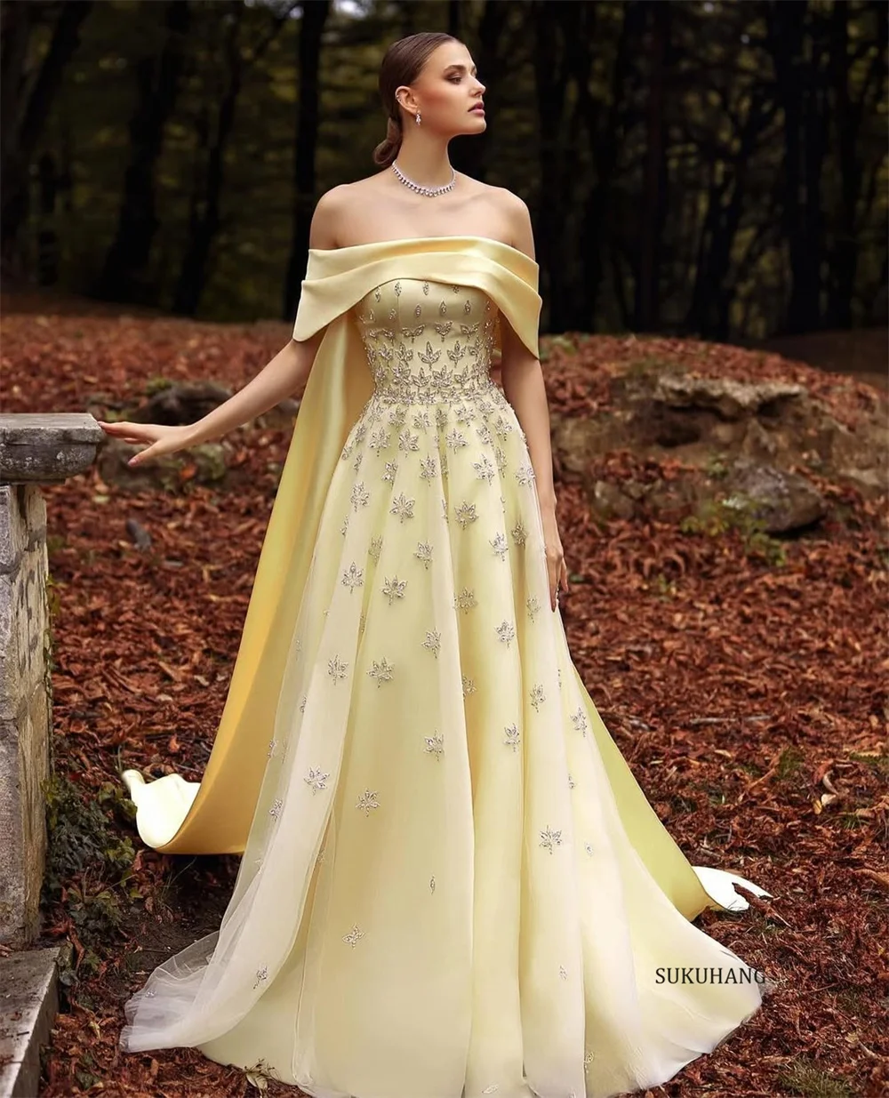 فستان سهرة SUKUHANG عربي أصفر من الساتان الفاخر في دبي على شكل حرف a بدون أكتاف للنساء لحفلات الزفاف حسب الطلب
