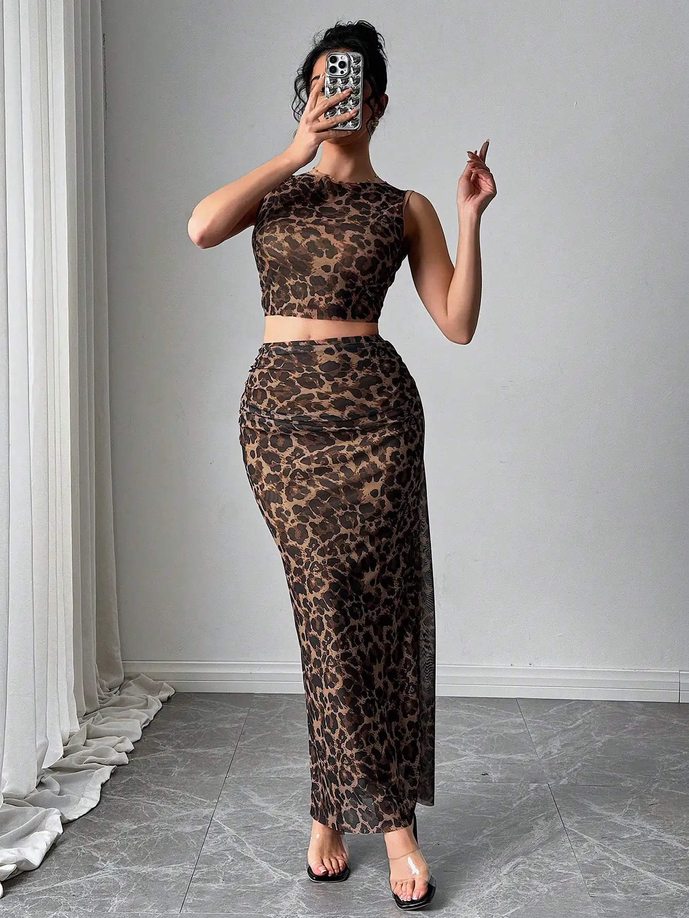 Top corto senza maniche con stampa leopardata da donna e gonna lunga a vita alta, set da 2 pezzi per la notte fuori