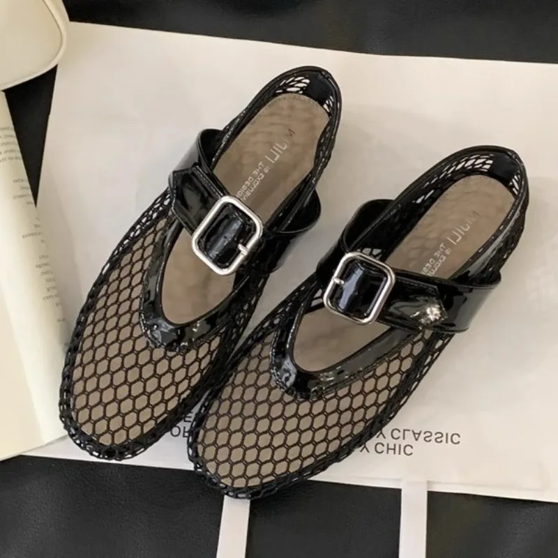 Sandalias planas de talla grande para mujer de verano 2025, nuevo estilo, sandalias bajas de rejilla con boca poco profunda para playa, sandalias de moda de cobertura completa, talla 35-40