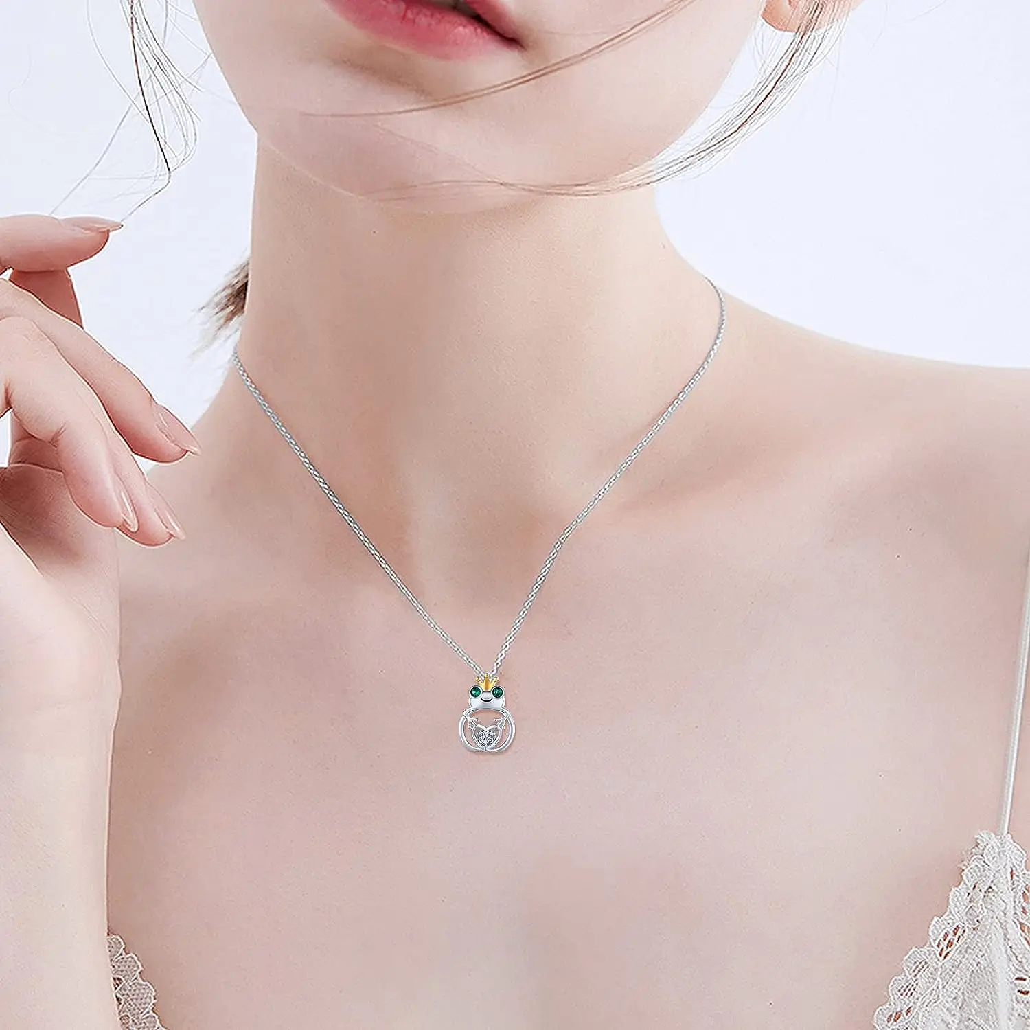 Creative Cartoon Frog Prince Pendant Necklace for Women Cute Green Eyed Frog Animal Jewelry Necklace Girls Birthday Gifts