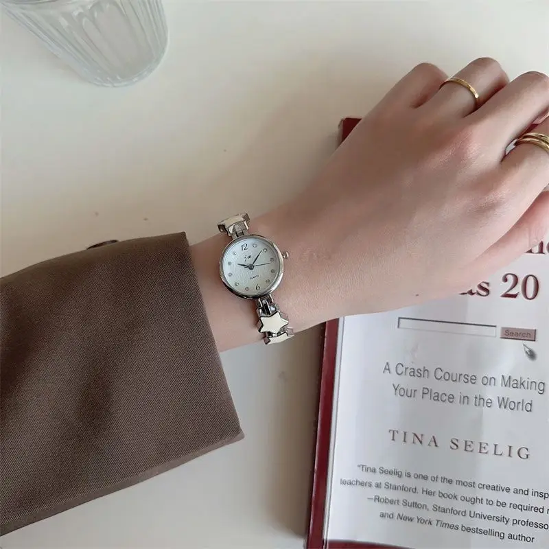 

Модные универсальные женские маленькие и милые кварцевые часы со стальным ремешком со звездами, женские серебряные наручные часы высокого качества, винтажные женские часы