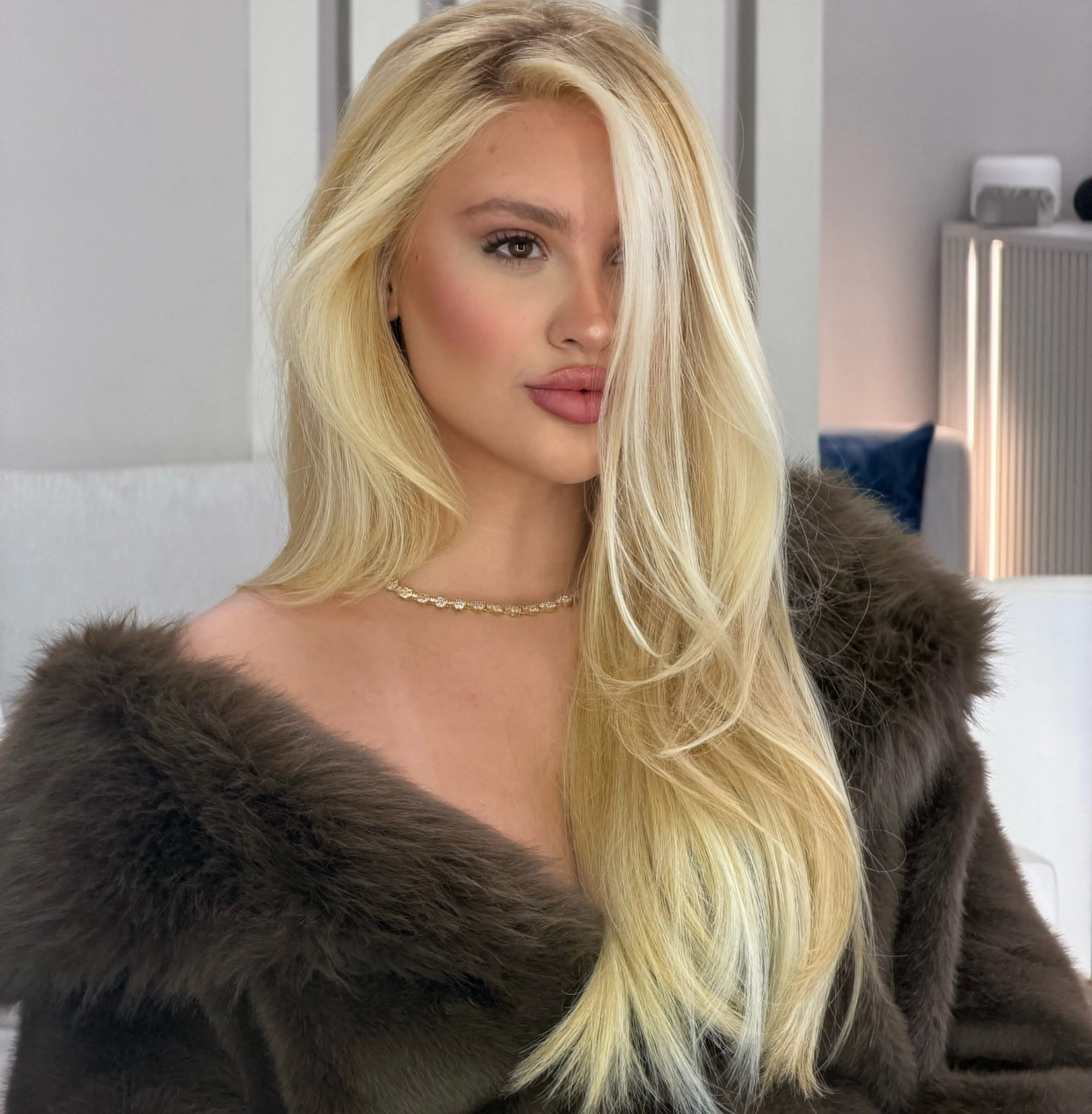 Long Body Wave Ombre Synthetic Wig 13x4 Lace Front Light Blonde Highlighted with Dark Roots for Women Party Daily Cosplay