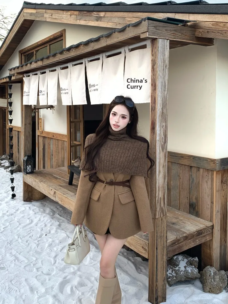 

Комплект из трех предметов: вязаное пальто-шаль с высоким воротником, прямые укороченные брюки и шерстяной кардиган для женщин. Зимний модный костюм.