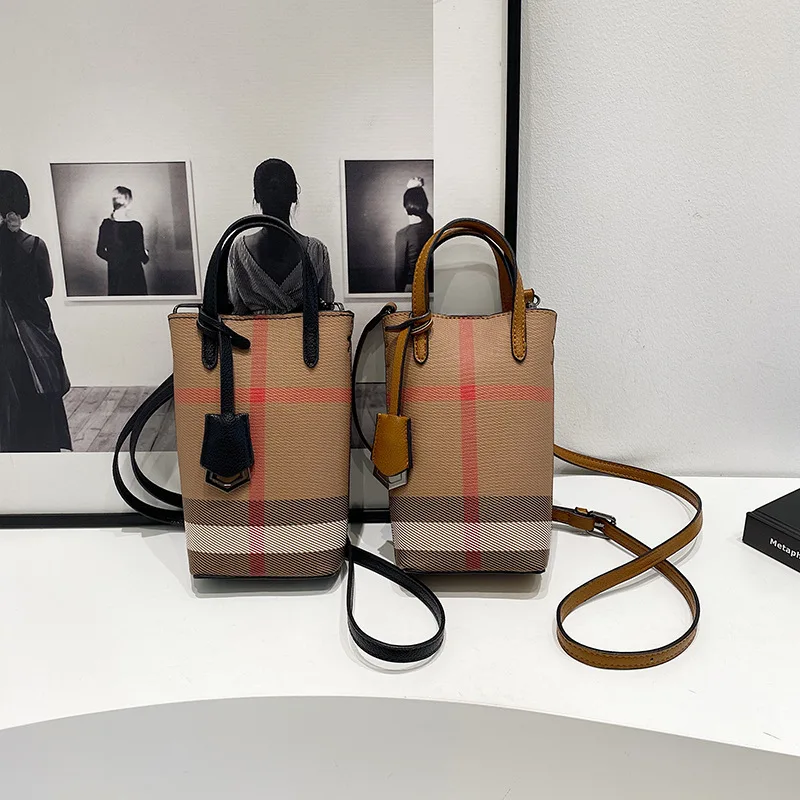 

Легкая клетчатая квадратная сумка 2025 года, нишевая женская сумка с верхней ручкой, роскошная сумка через плечо, минималистичная сумка «день-ночь»