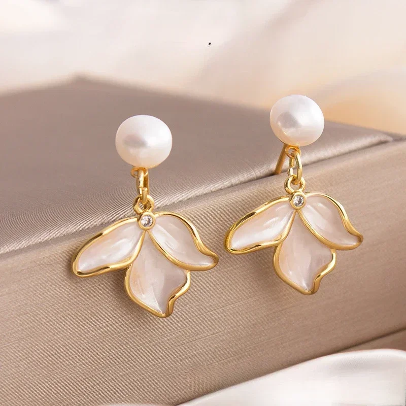 

Light Luxury Lily Petal Earrings s925 Silver Needle Niche High-end Natural Freshwater Pearl Stud Earrings Women's New Models