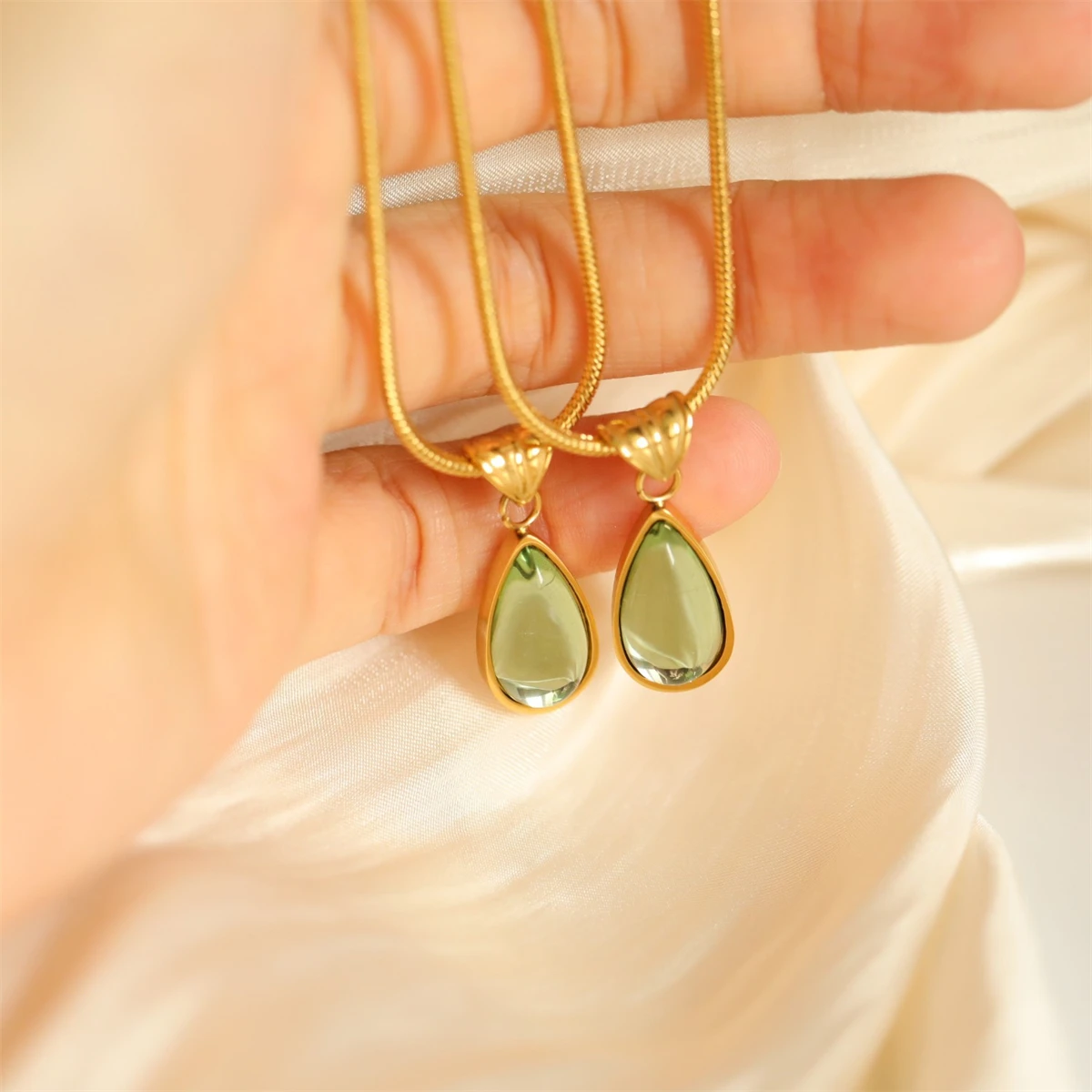 Water droplet blue ocean necklace, niche French collarbone chain, stainless steel plated with 18K gold