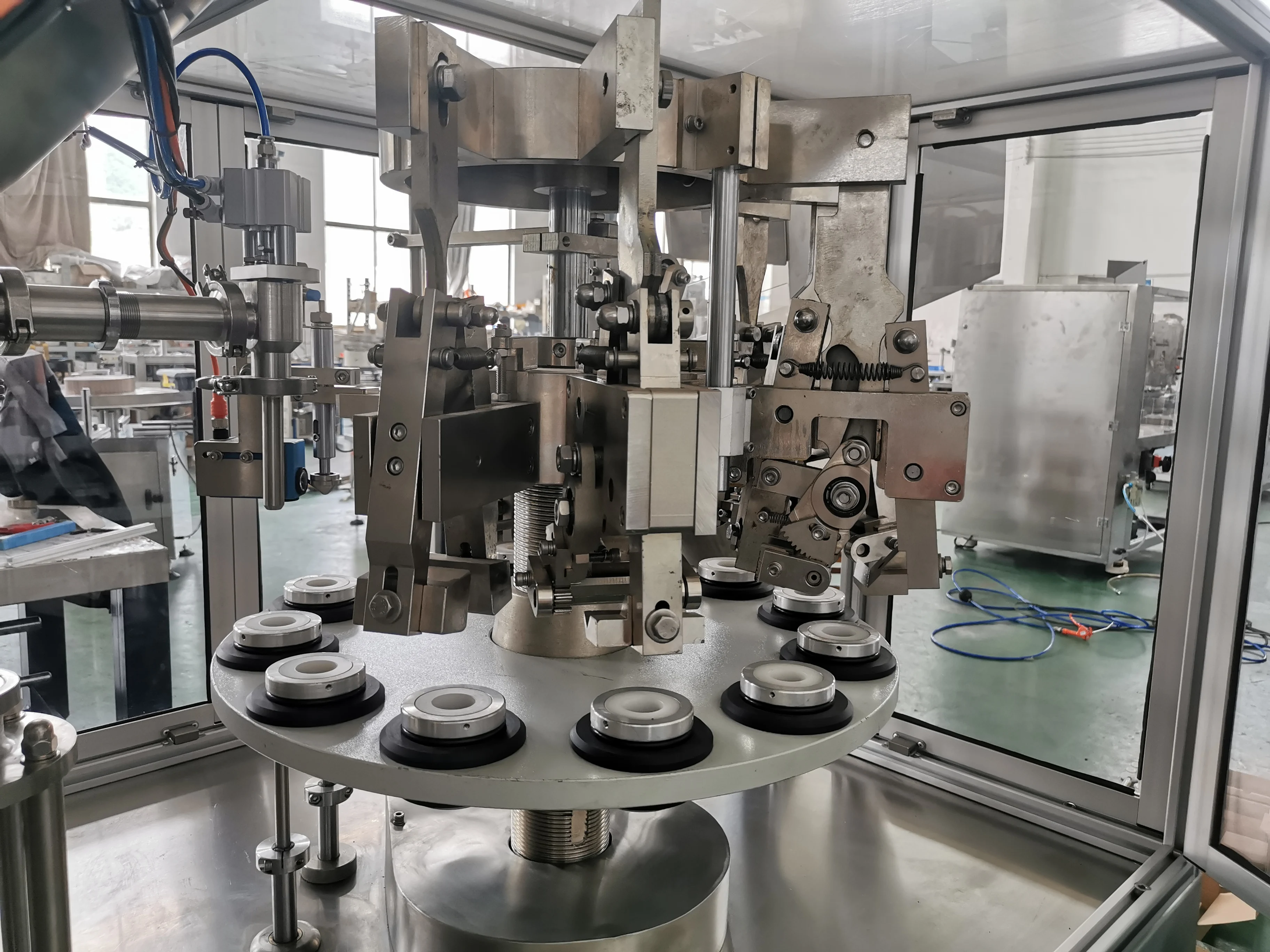 Macchina riempitrice e sigillatrice