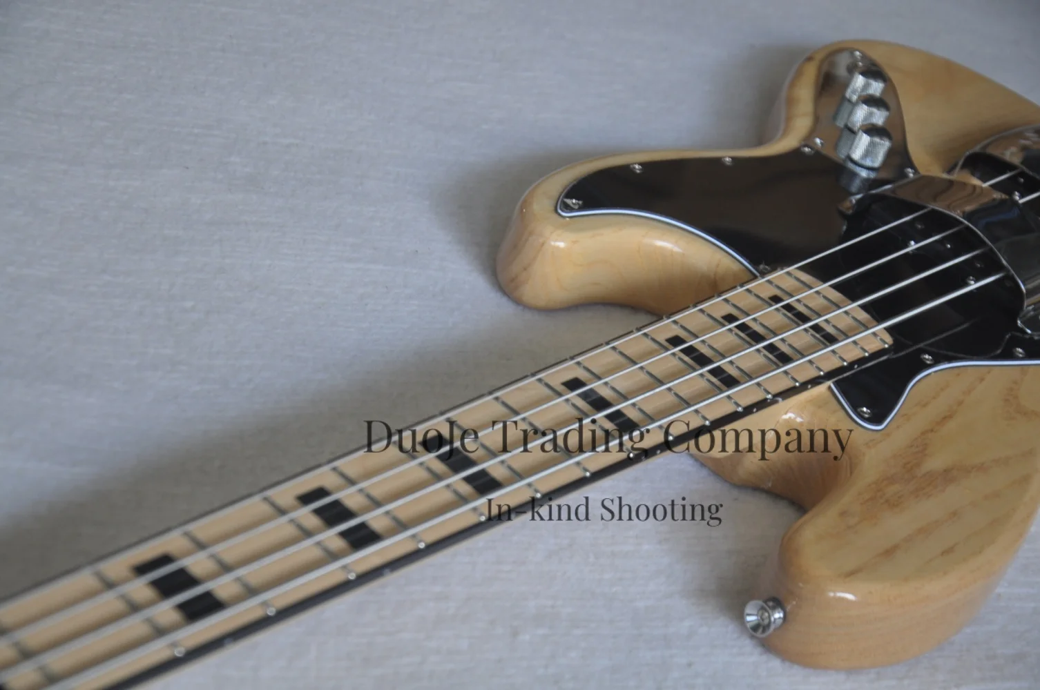 4 strings Red bass guitar Fretless bass Rosewood fingerboard Maple Neck Red tortoise shell pickguard chrome hardware