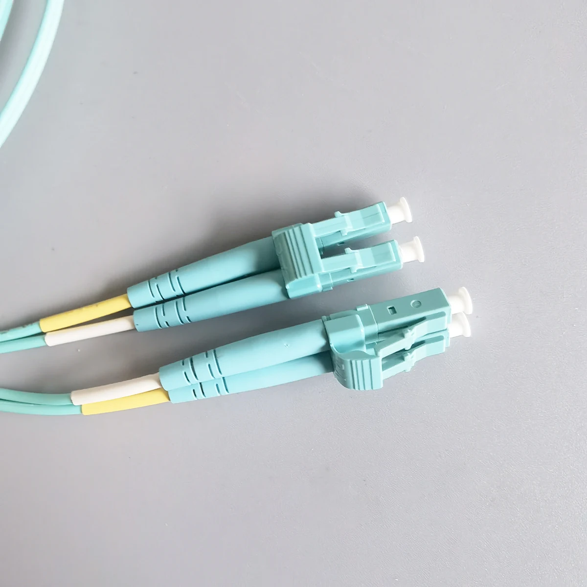 Fibra Optica 1.5m LC-LC OM3/50/125 MM LSZH Duplex FTTR Patchcord światłowodowy 2-rdzeniowy o niskiej tłumienności wtrąceniowej i wysokiej tłumienności zwrotnej