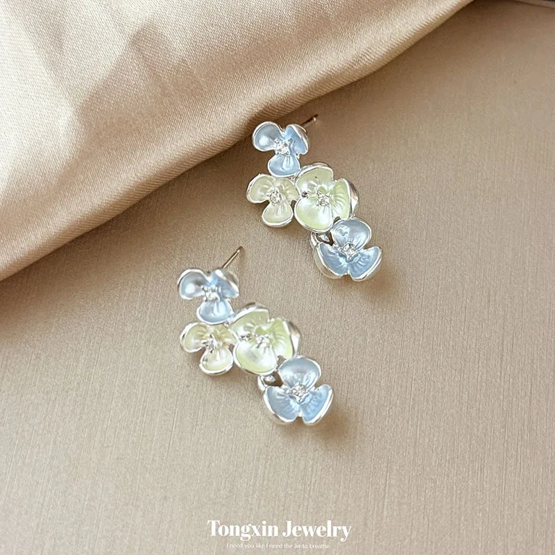 Sweet and simple drip oil flower earrings, fashionable and delicate earrings, light luxury and senior earring design sense