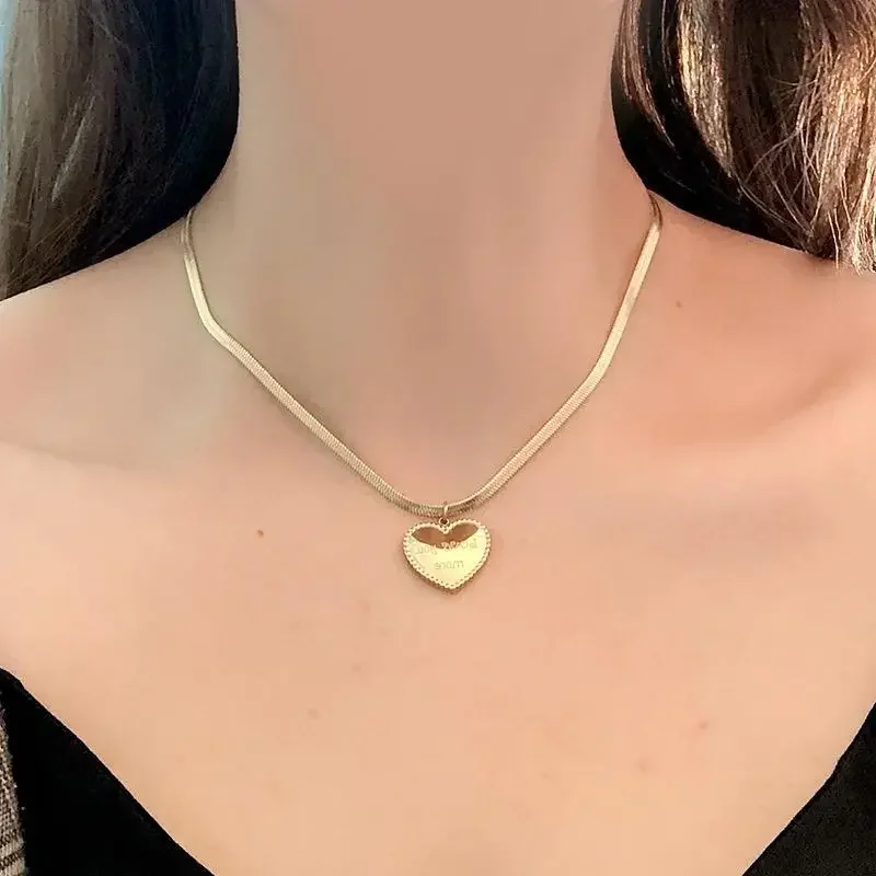 Collana in acciaio al titanio Forever Love per donna collana con clavicola con ciondolo a forma di cuore con catena a serpente Color oro gioielli di lusso femminili