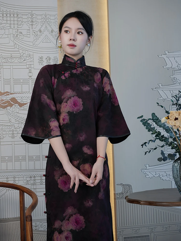 

Новое весенне-осеннее длинное платье-ципао из шелка сянъюнь (40 момме) с пионовым принтом и пуговицами по всей длине