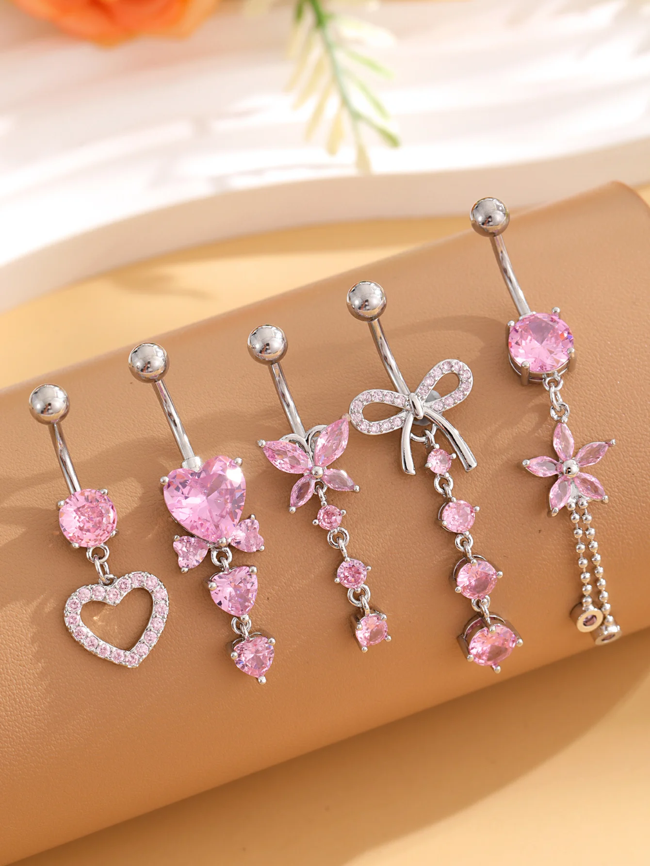 5-teiliges Set Goldfarbene Bauchnabelringe mit Herz- und Blumenanhängern, Edelstahl-Bauchpiercings mit Schleife, Gebogene Nombril-Ombligo-Ringe
