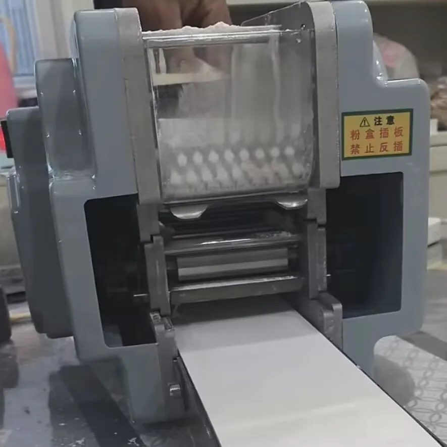 Pequeña piel redonda cuadrada Gyoza Empanada que hace la máquina para envolver masa de bola de masa