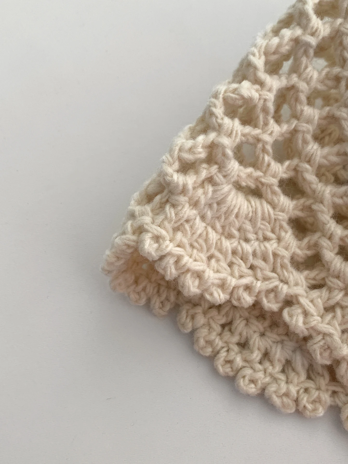 Cappello lavorato a maglia in pizzo fatto a mano in tinta unita per donna, cappello slouchy cavo sottile primaverile ed estivo, cappello turbante dolce letterario retrò