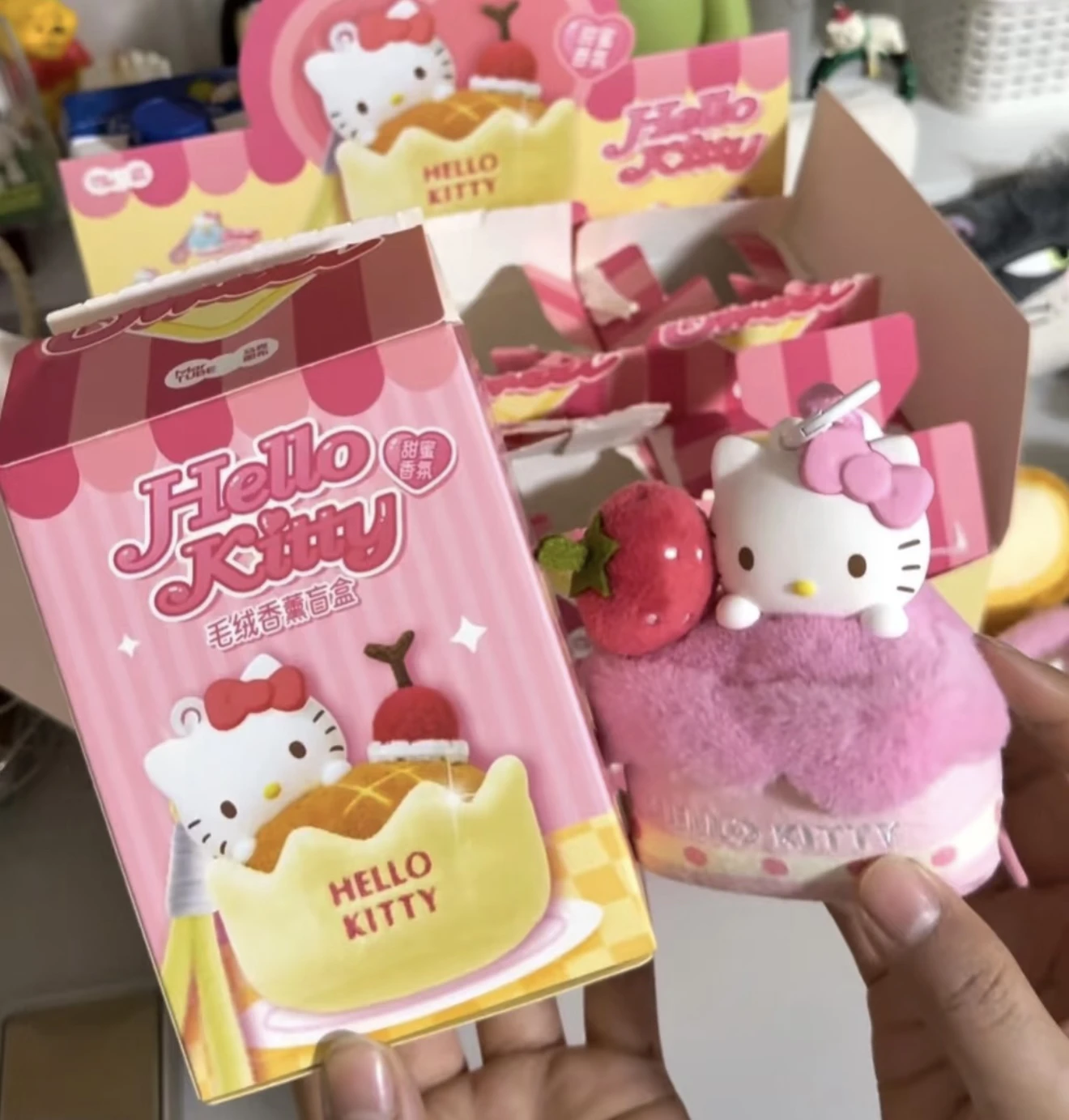 Heiße echte Sanrio Hellokitty Sweet Workshop Serie Blind Box duftende Anhänger Mystery Box Cartoon Kuchen individuelle Geschenk Dekor
