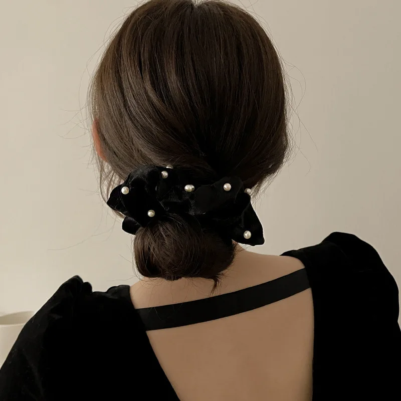 Classical French autumn and winter black Korean velvet pearl high-end versatile large intestine ring high-end sensual hair band