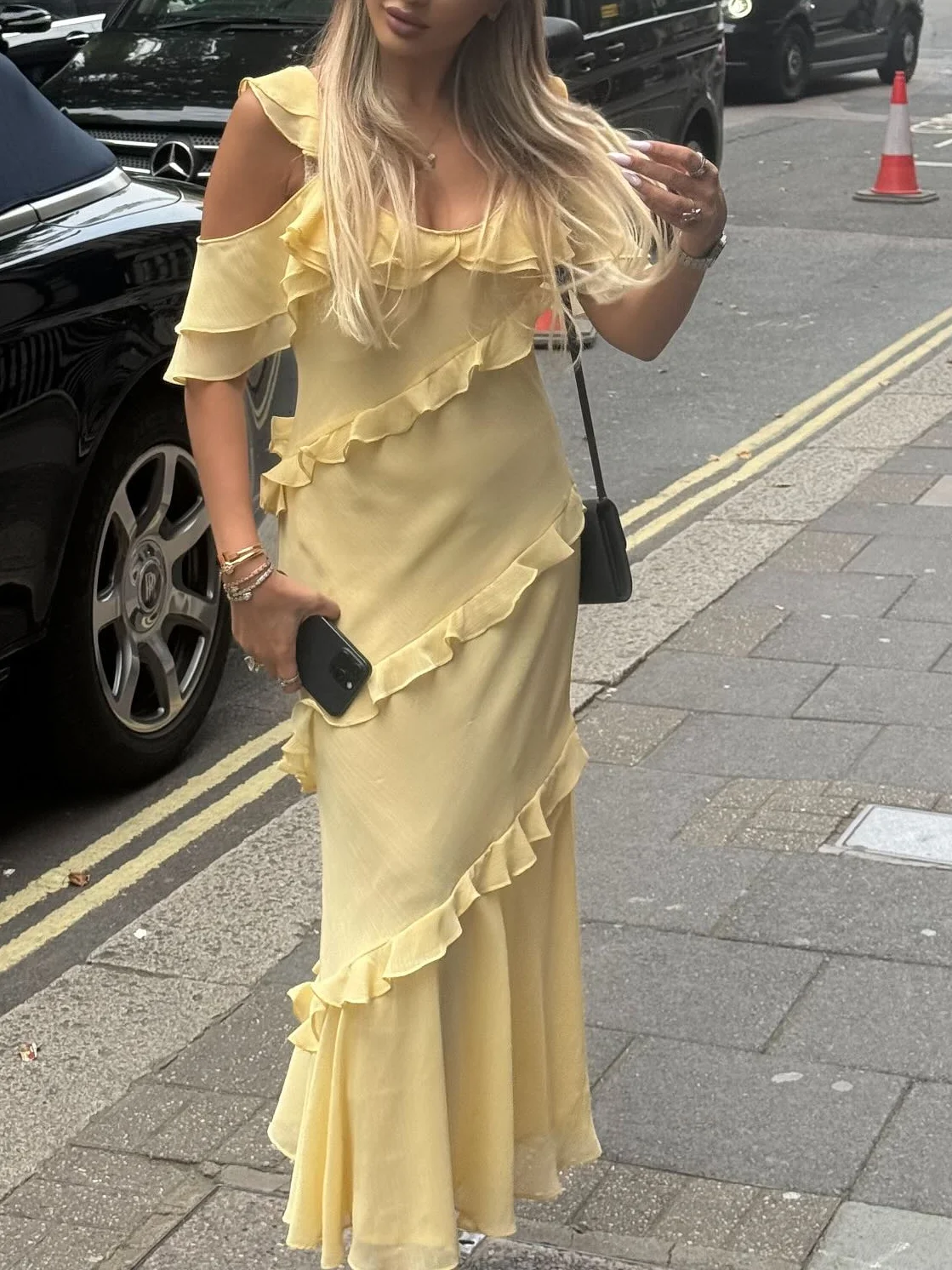 เดรสยาวทรงตรงผ้าชีฟองสีเหลืองแบบเซ็กซี่และชิคสำหรับผู้หญิง ดีไซน์ระบายหลายชั้น แฟชั่นฤดูใบไม้ร่วงปี 2025 เหมาะสำหรับงานปาร์ตี้กลางคืนและงานเลี้ยง