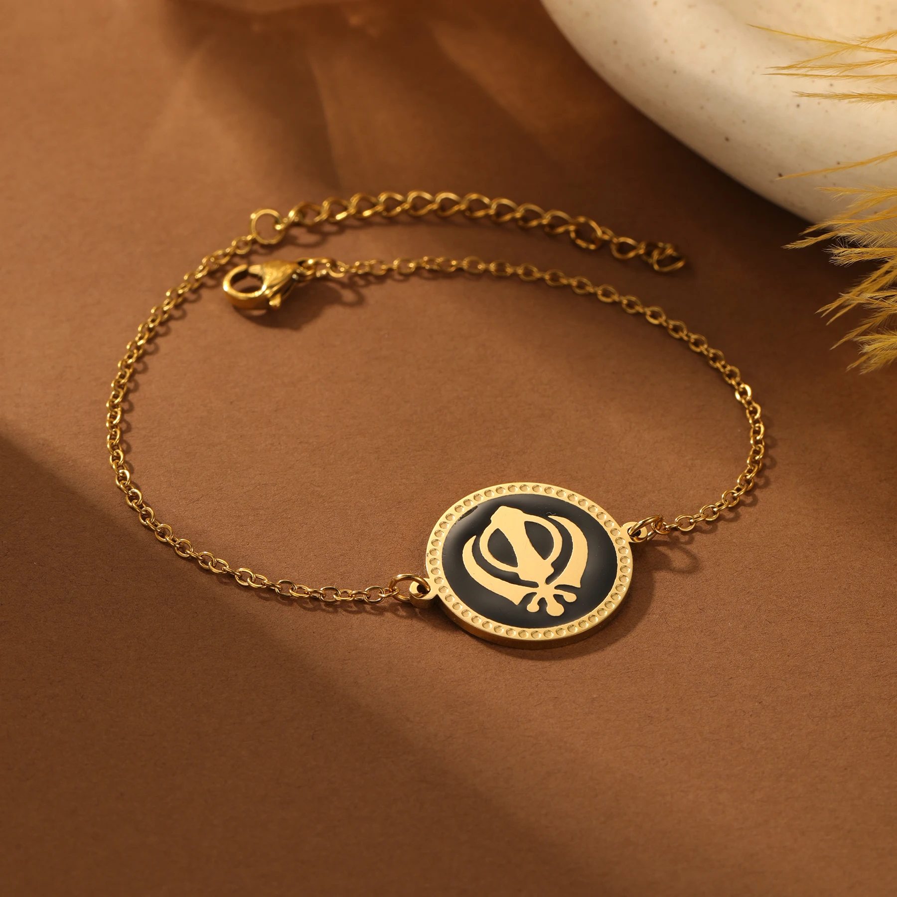 

Браслет с символом KHANDA, индивидуальное имя на спине, браслет Sikh, браслет из нержавеющей стали с черной эмалью, подарок для мужчин, ювелирные изделия Sikh