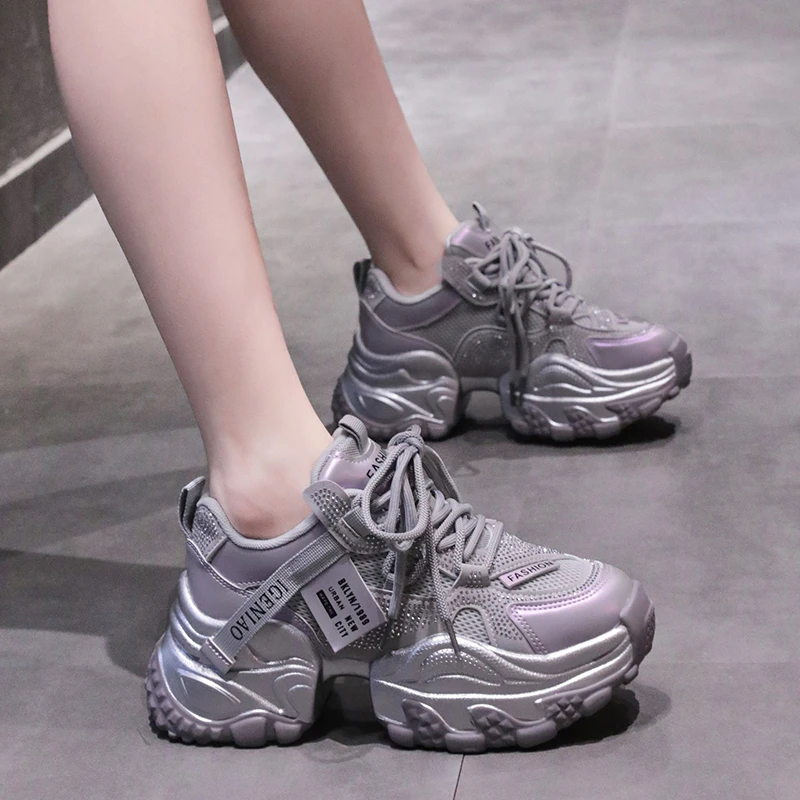 

Новые женские кроссовки на высокой платформе 2026 года, весенние, повседневные, вулканизированные, с кристаллами, сетчатые, 7 см, спортивные, в стиле «папины туфли»