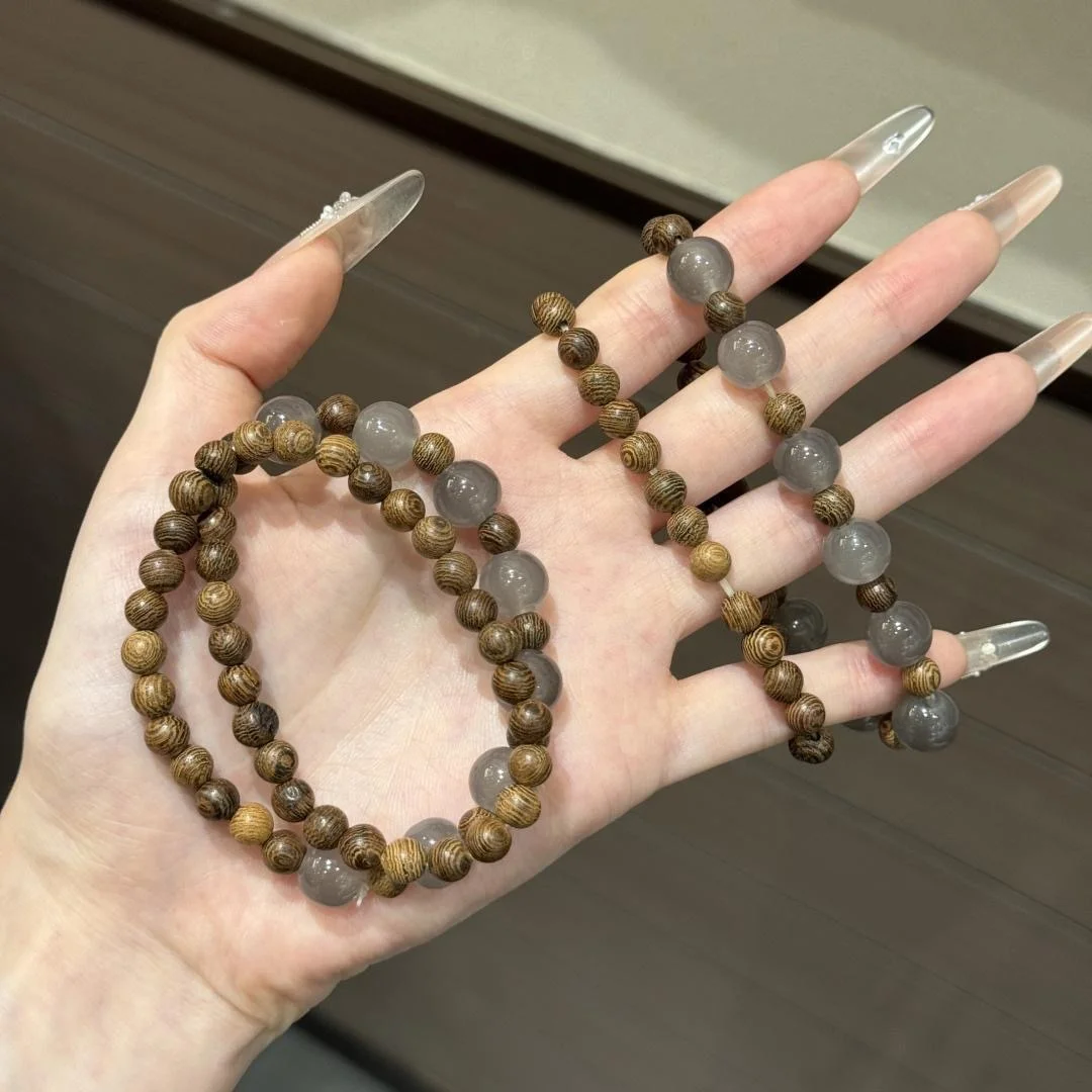 Fashionable and simple multi-layer bracelet suitable for enthusiasts who like to play with accessories and for everyday wear