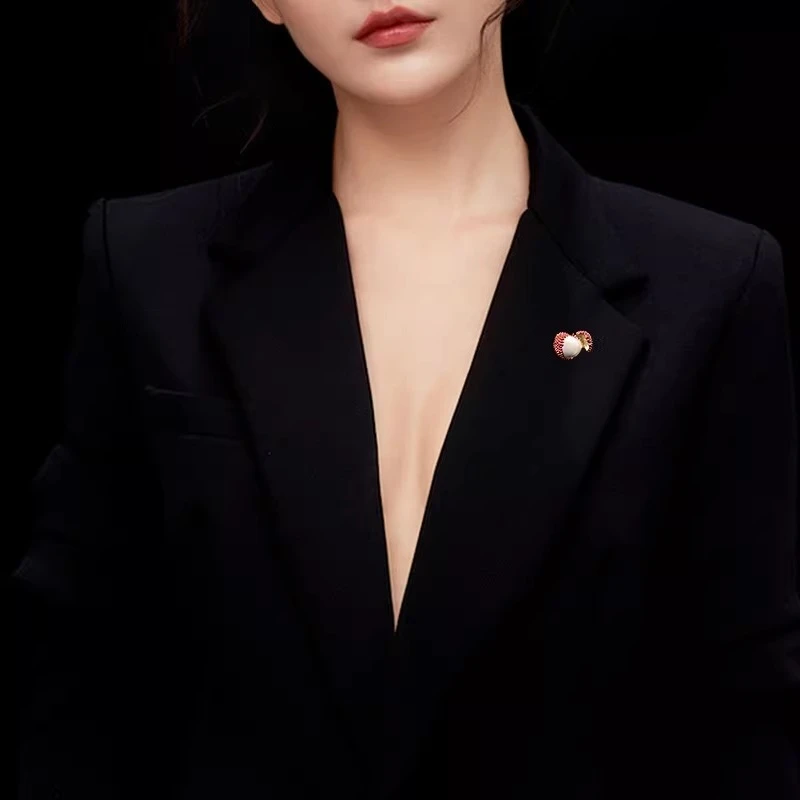 Cute Lychee Brooch High-End Sparkling Vibrant Red Enamel Lapel Pin Women Suit Stylish Fashion Accessory for Daily Party Gifts