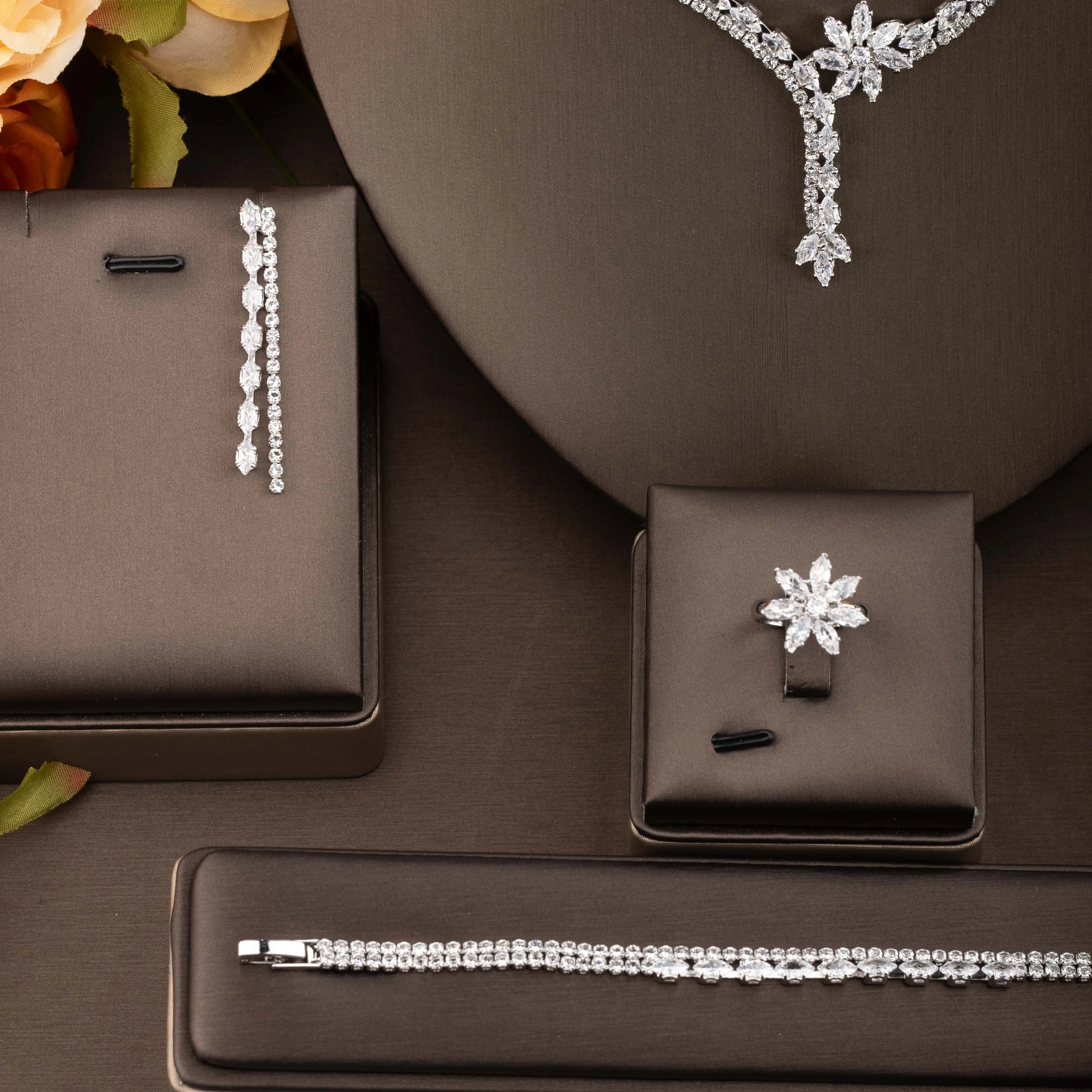 1 piece of elegant cubic zirconia inlaid floral design jewelry set suitable for women to wear at weddings, banquets, and parties. Gift box not included