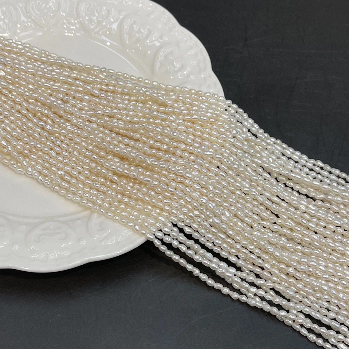 Ein 2-3mm großer Strang aus natürlichen Süßwasser-Reisperlen, 36cm, weiße barocke lose Perlen für DIY-Schmuckherstellung, Zubehör für Halsketten und Armbänder. – Detail 7