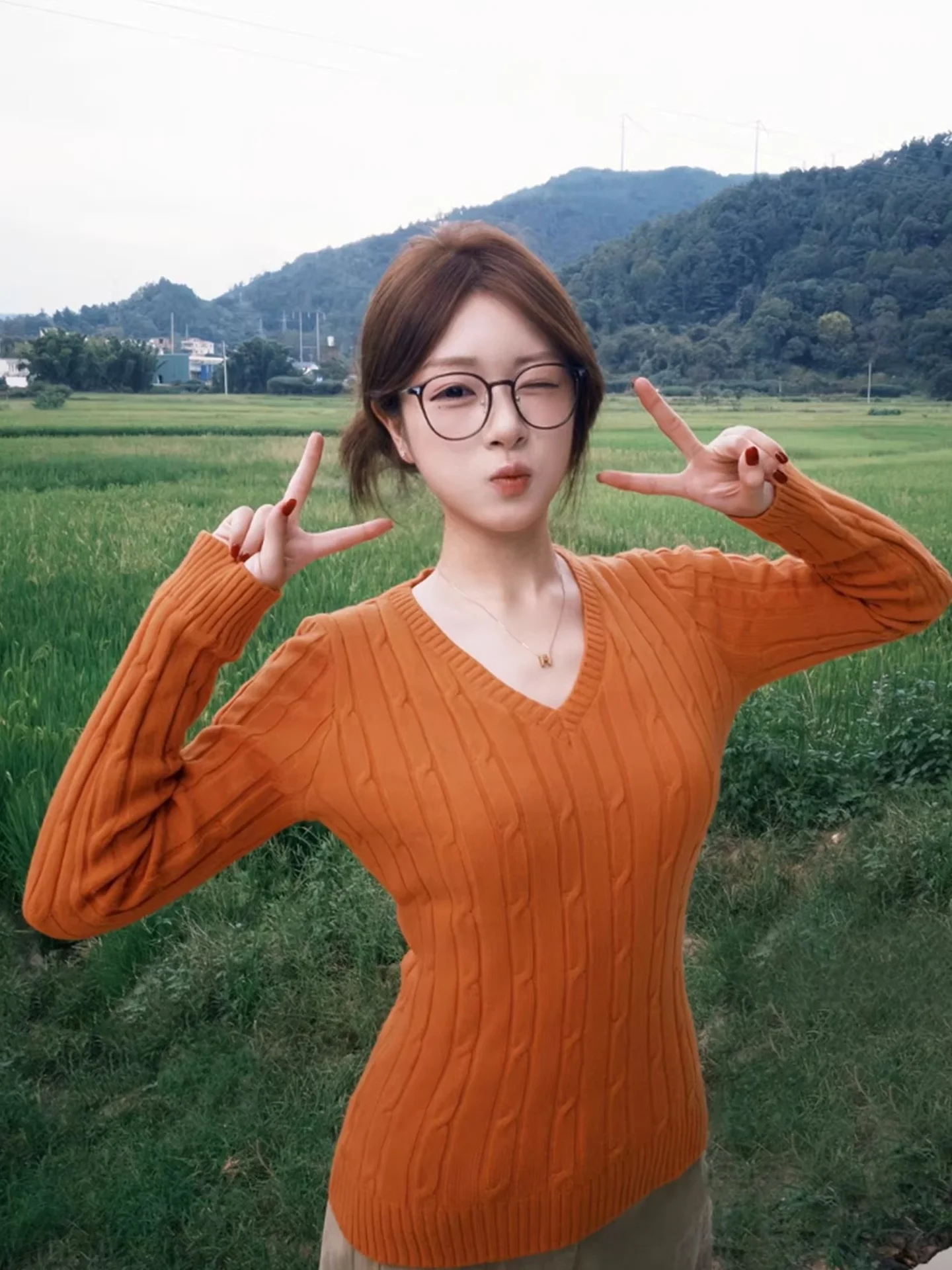 Sweter damski na jesień i zimę, dzianinowy, z dekoltem w serek, haftowany, z warkoczowym wzorem, dopasowany, miękki, przytulny top, słodko-pikantny, prosty krój.