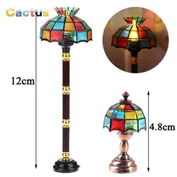 1:12 Dollhouse Retro European Style Mini LED Lamp Double-head Flower Ceiling Light Lamp Live Room Standing Lamp (with Battery)