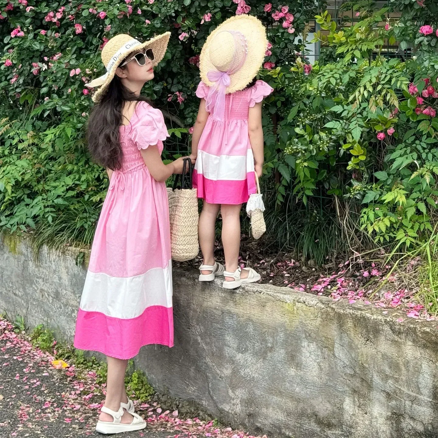 2025 HolidayPink bata vestido vacaciones mamá bebé niña Vestidos coreano padre-niño ropa igual Vestidos madre hija a juego