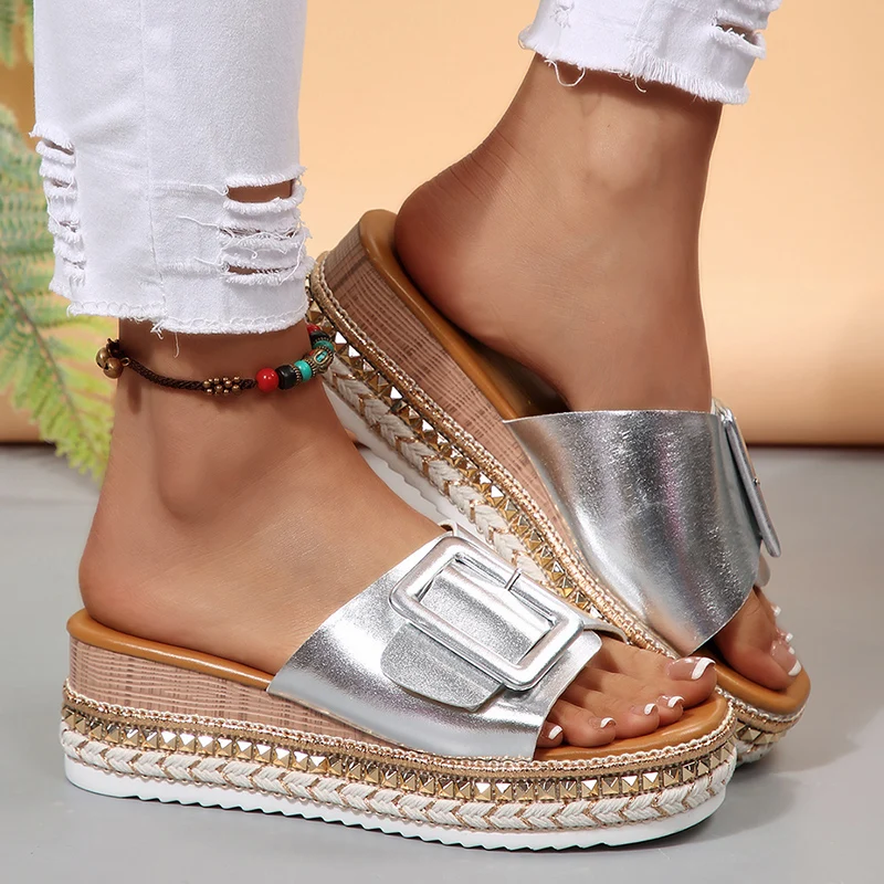 

Metal Buckle Women's Wedge Slippers Summer 2025 Fashion Rivet Decor Platform Sandals Woman Gold Silver Thick Sole Beach Slides