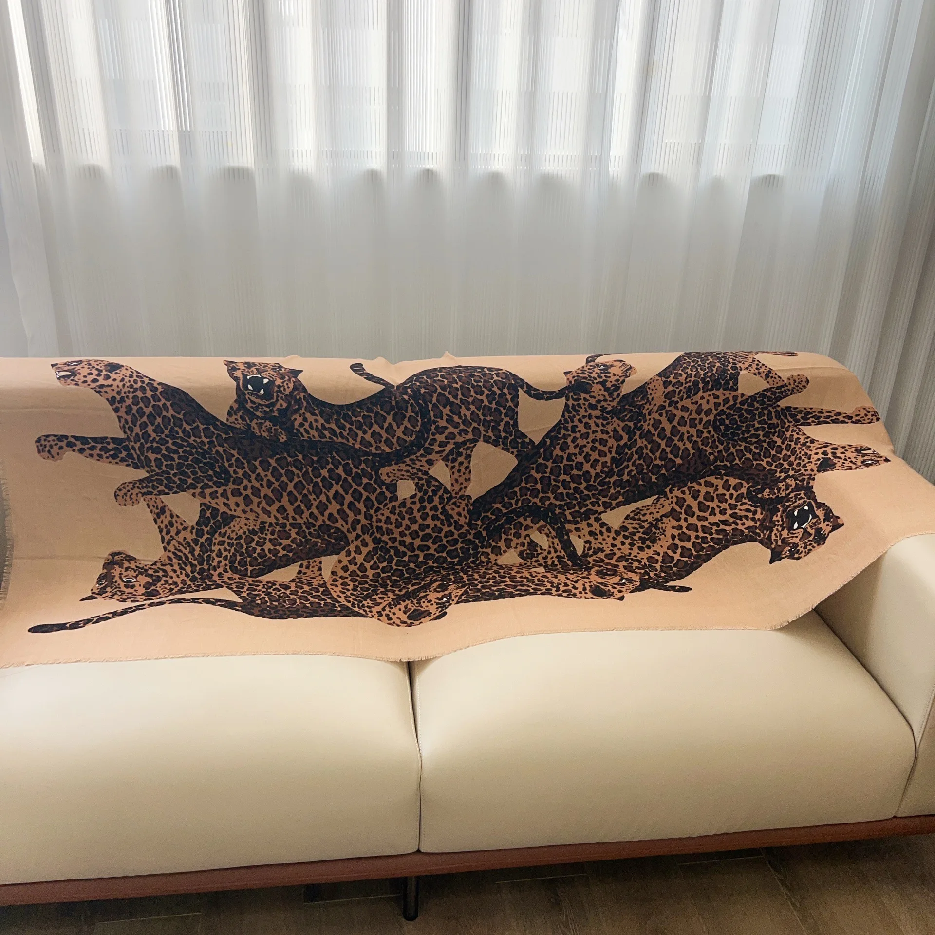 2026 Autumn New High-quality Golden Leopard Print Scarf Women's Light Luxury Fashion High-end Outer Shawl Fashion Scarves Wraps