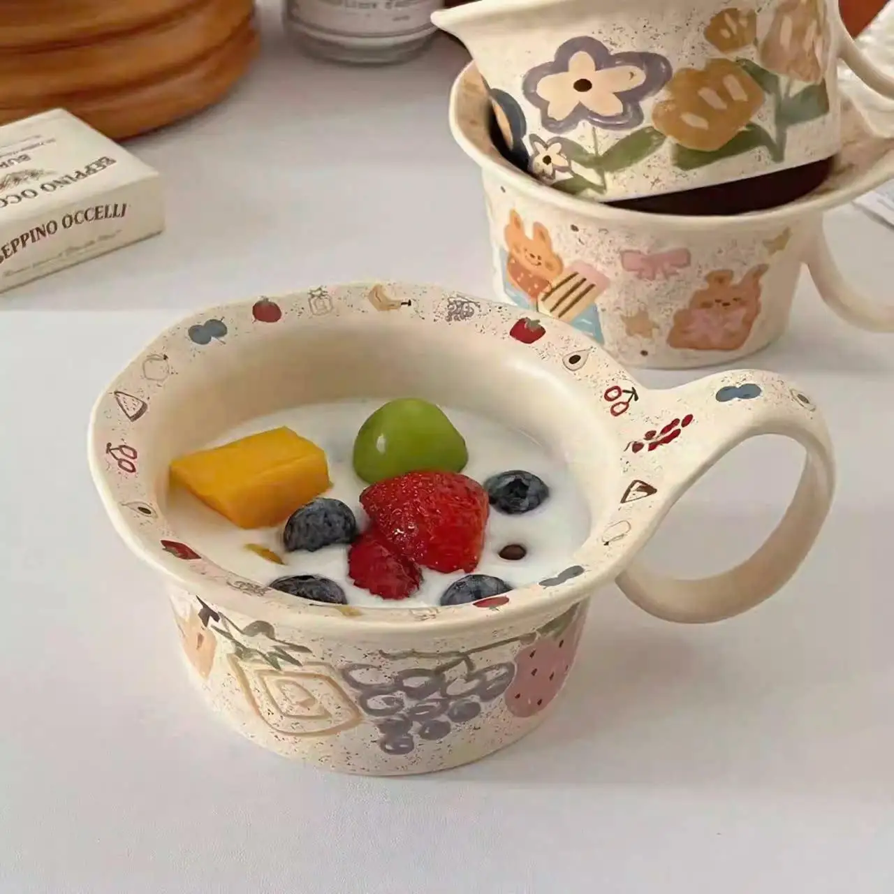愛らしいレトロ風落書きフルーツ柄セラミックヨーグルトカップ、ハンドル付きボウル、コーヒーカップ、家庭用カップ、ギフト、片耳ハンドルマグ、みんなに。