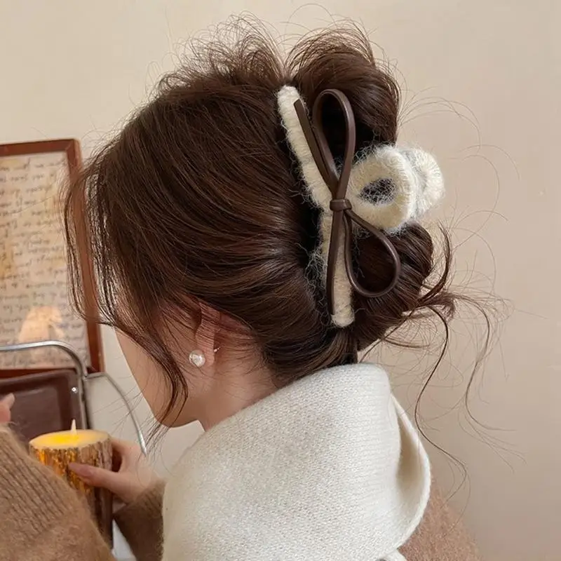 

31BF Comfortable Hair Claw Clip Features Plush Leather Bows For Autumn Winter Fashion