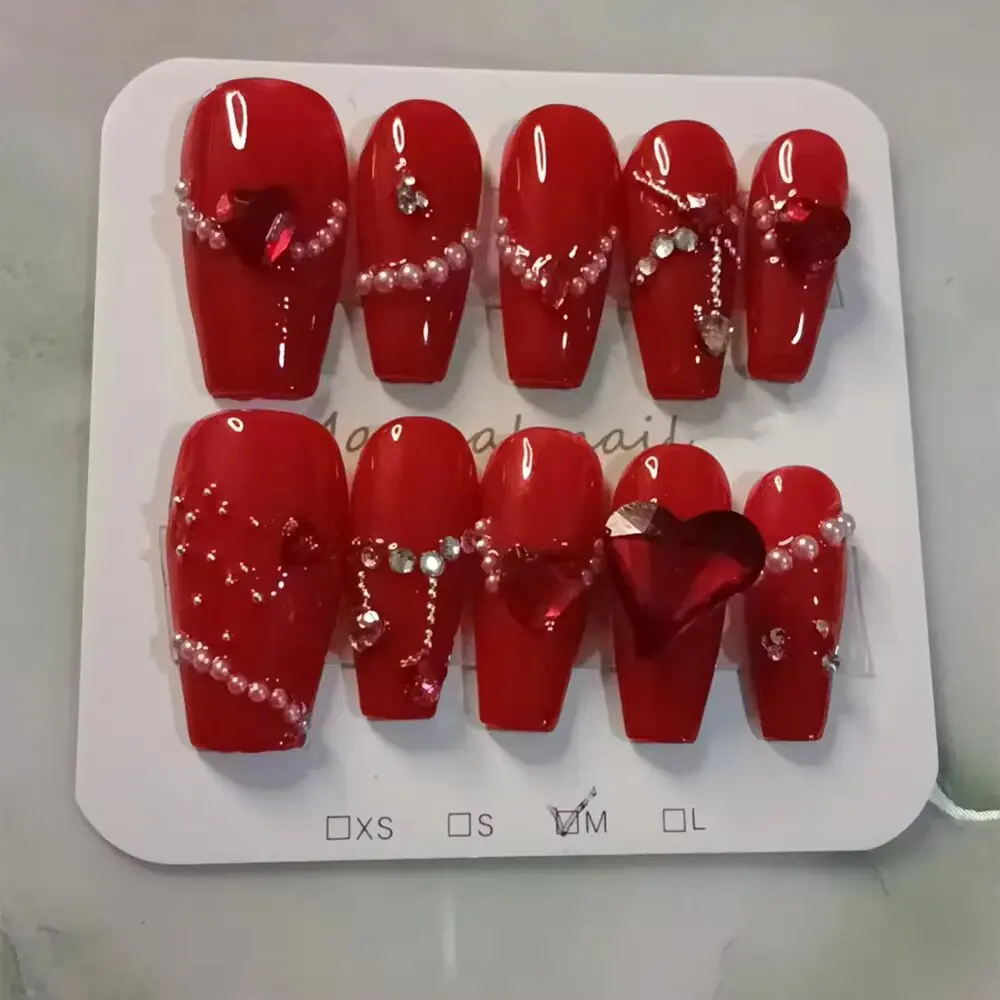 เล็บปลอมสีแดงทันสมัยพร้อม Rhinestones เงาไข่มุกตกแต่งโลหะทนทานงานแต่งเล็บอย่างเป็นทางการ