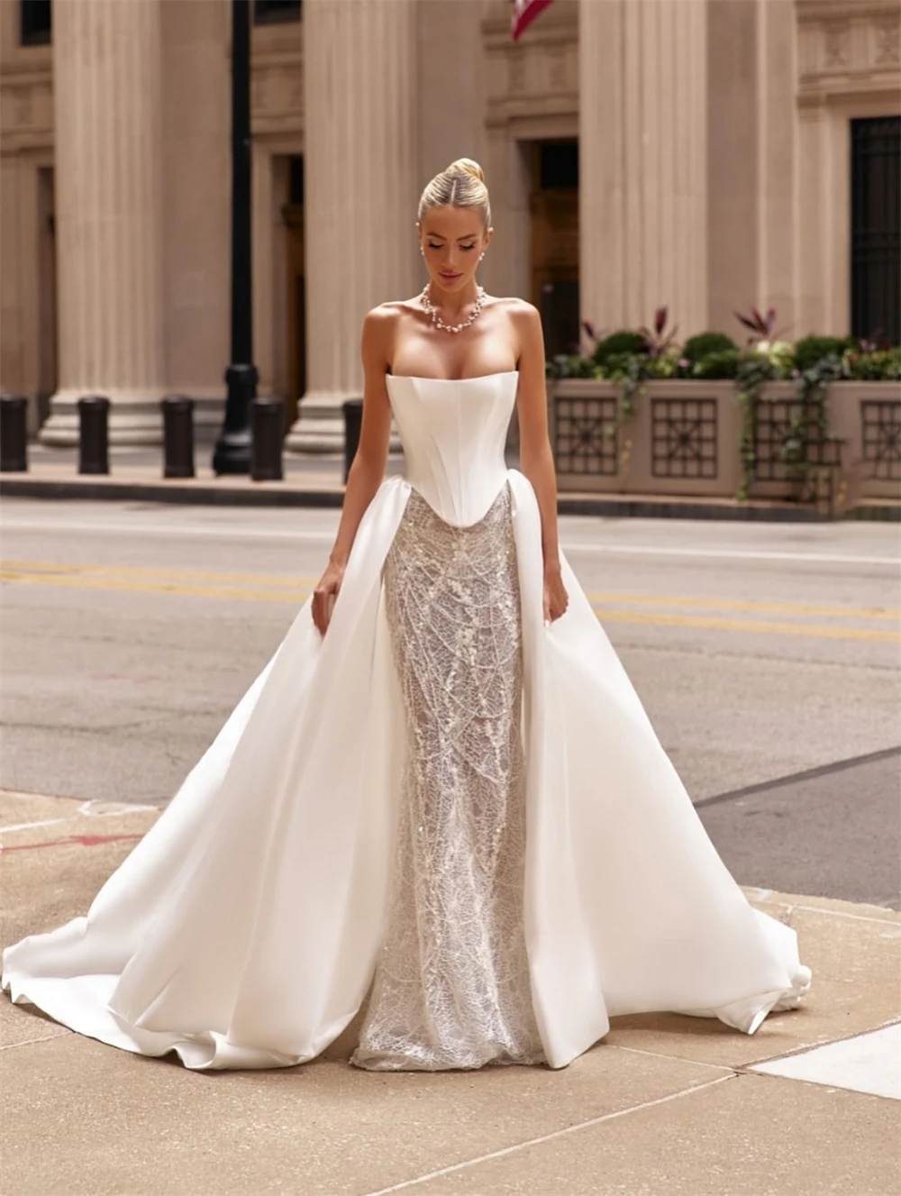 カスタマイズされたソフトホワイトレースのウェディングドレスフォーマルストラップレスノースリーブブライダルガウン夢のようなマーメイドコートトレインベスティドデノビア